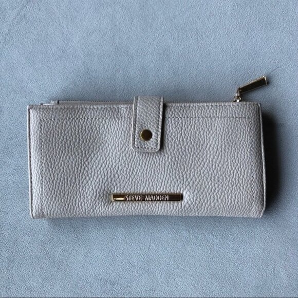 Steve Madden ~ Large Bifold Wallet - Picture 1 of 9